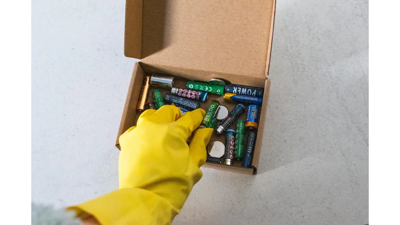 Alkaline vs Lithium Batteries in UAE: When Lithium Actually Saves Money&nbsp;&nbsp;