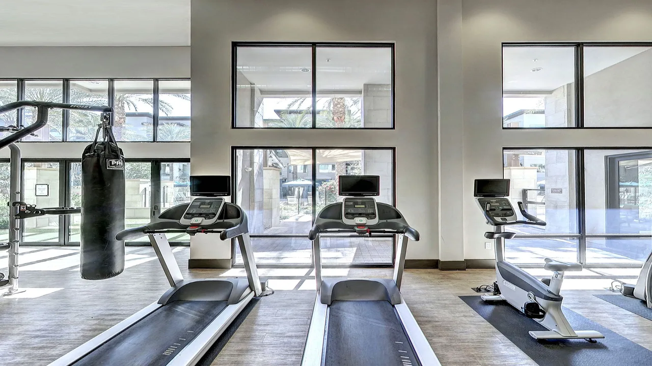 Treadmill vs. Outdoor Running in the UAE: Pros, Cons, and Health Benefits